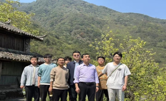 践行生态保护与实践育人走访750年古茶树